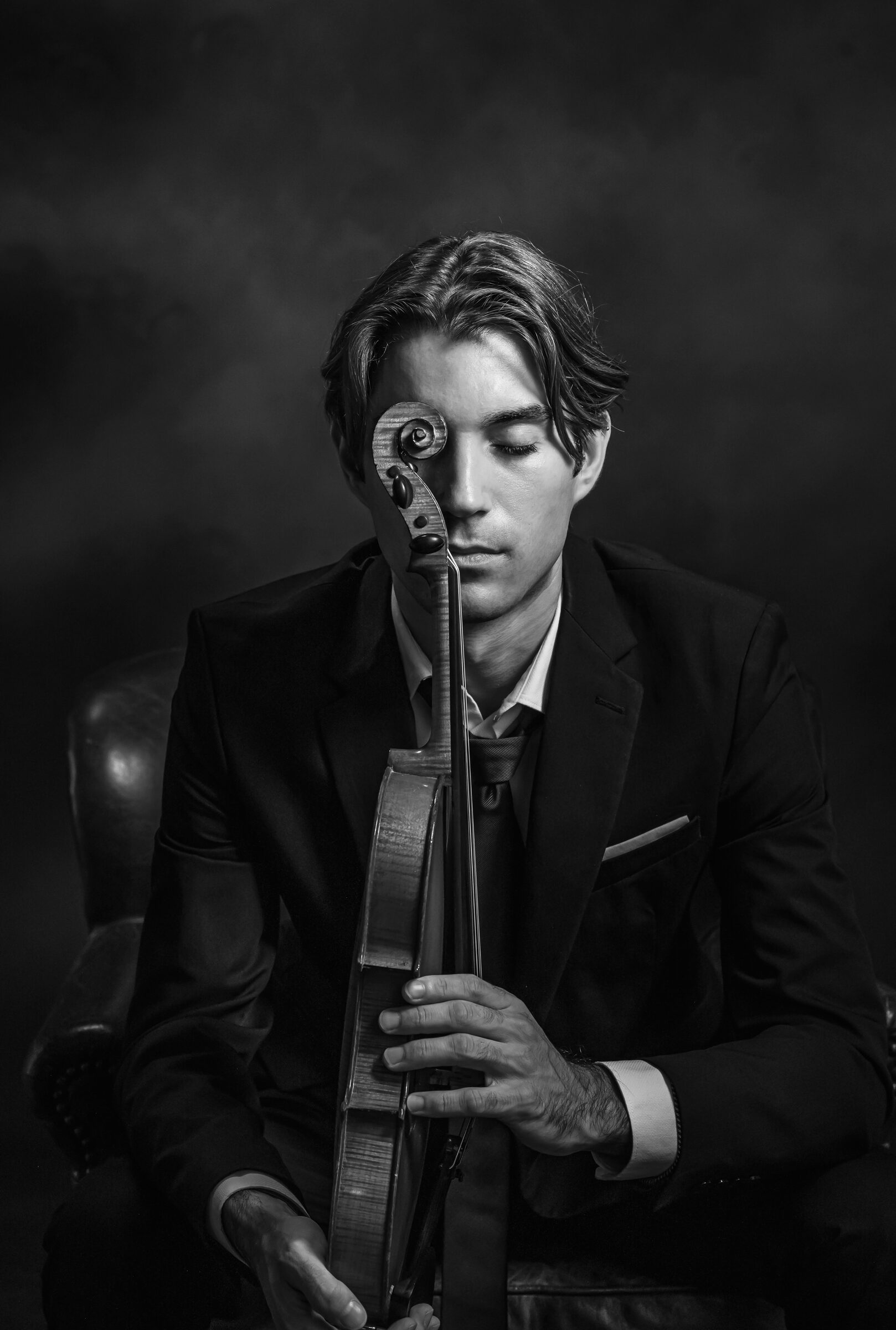 Retrato en blanco y negro de Alejandro Boix, con la voluta del violín cubriendo parte de su rostro